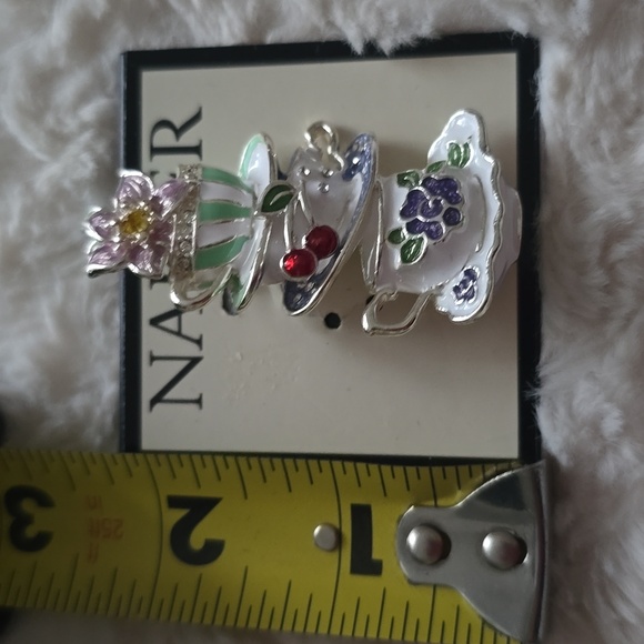 NAPIER WOMEN'S BEAUTIFUL WHITE & SILVERTONE COFFEE TEA CUPS FASHION JEWELRY PIN - Picture 5 of 11
